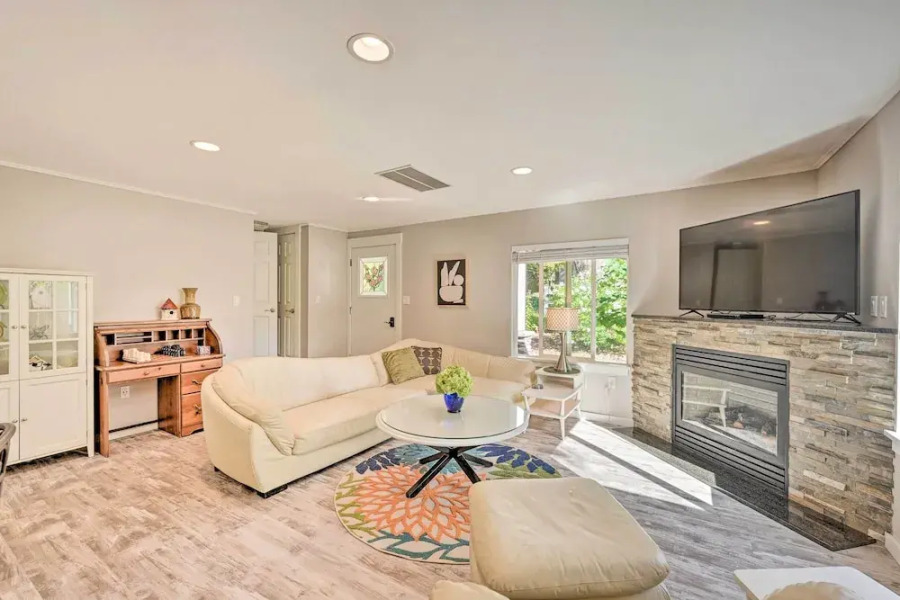 Family-friendly Kirkland Home ~ 1 Mi to Downtown