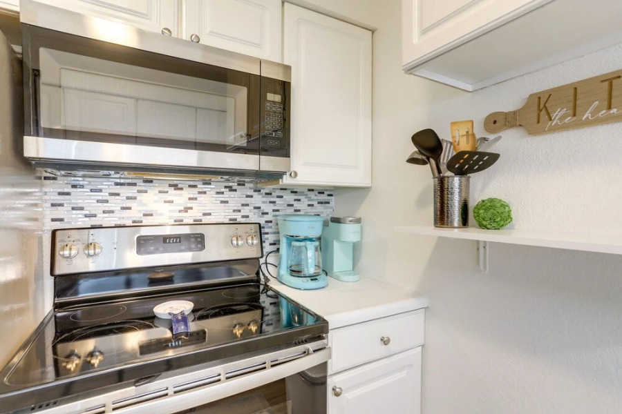 Charming Condo on Lake Erie w/ Community Pool