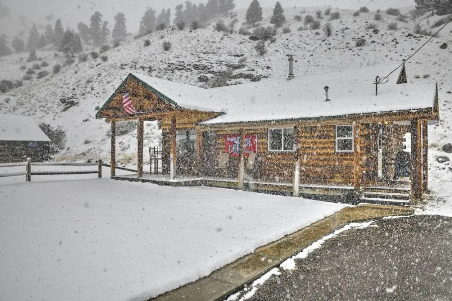 Cozy Log Cabin Escape In the Heart of Creede!