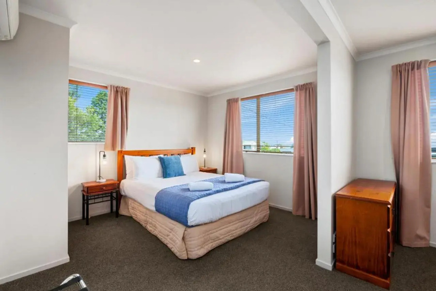 Above The Lake Bed Breakfast