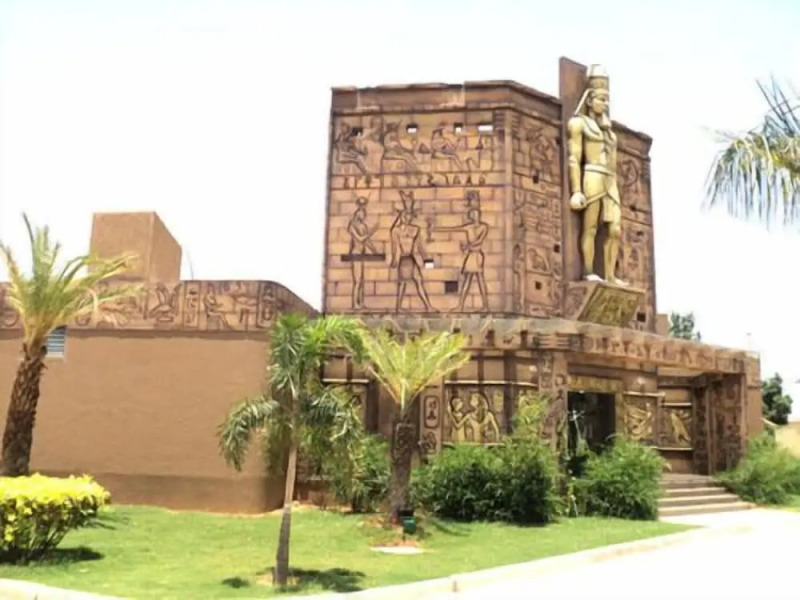 Confident Amoon - The Glamour Spa and Resort