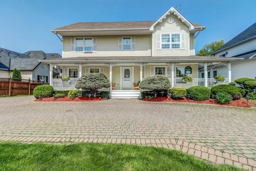 Abagale's Victorian Hot Tub and Suites