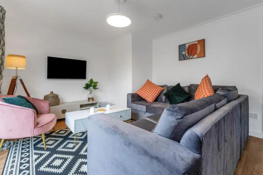 Cheerful Stays - Livingston - 4 Bedroom 3 Bath Home