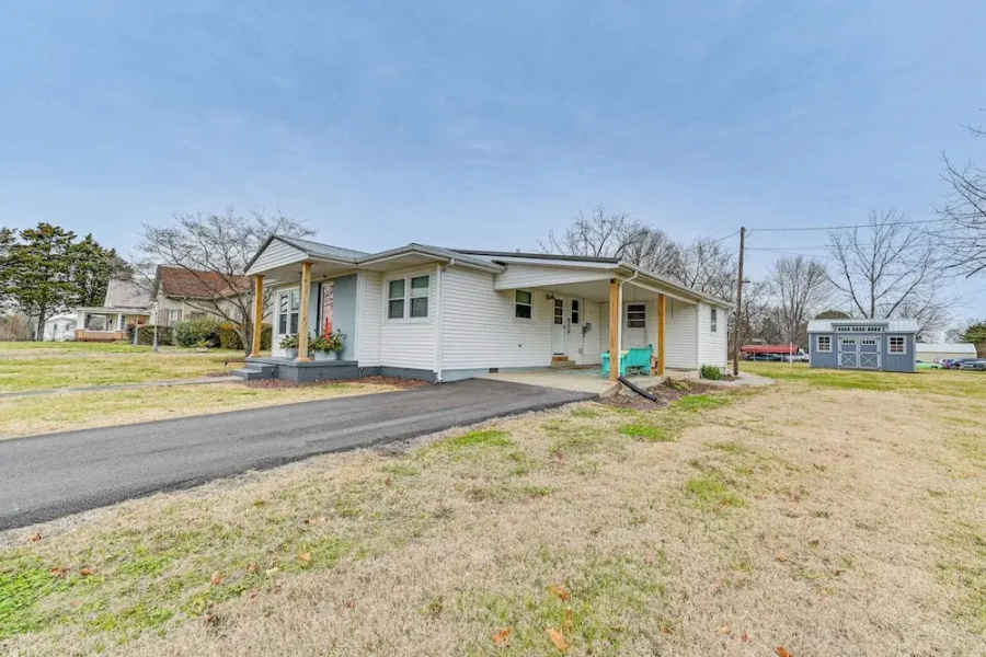 Charming Cave City Vacation Rental w/ Fire Pit!