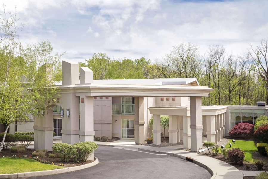 Howard Johnson by Wyndham Newburgh/West Point