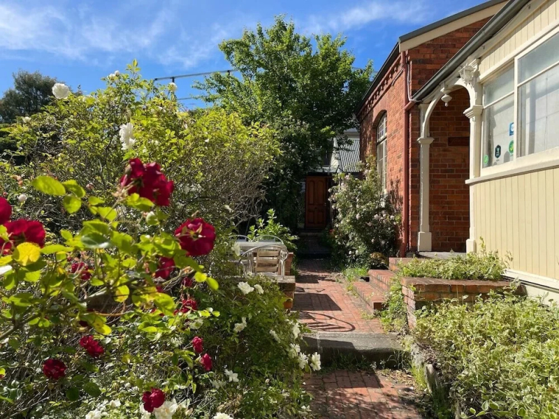 Lowena Cafe and Accommodation