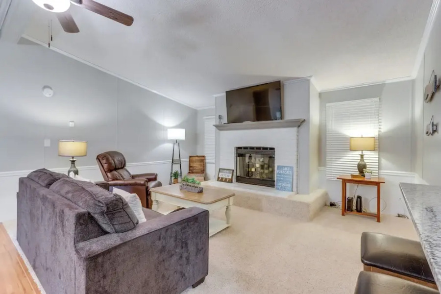 8 Mi to Beach: Lake-view Haven in Linn Creek!