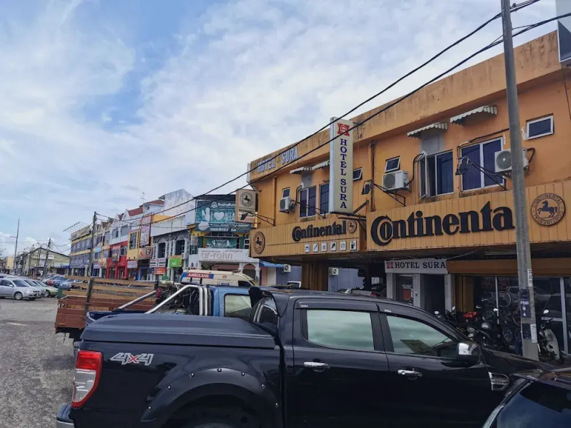 OYO 89817 Hotel Sura