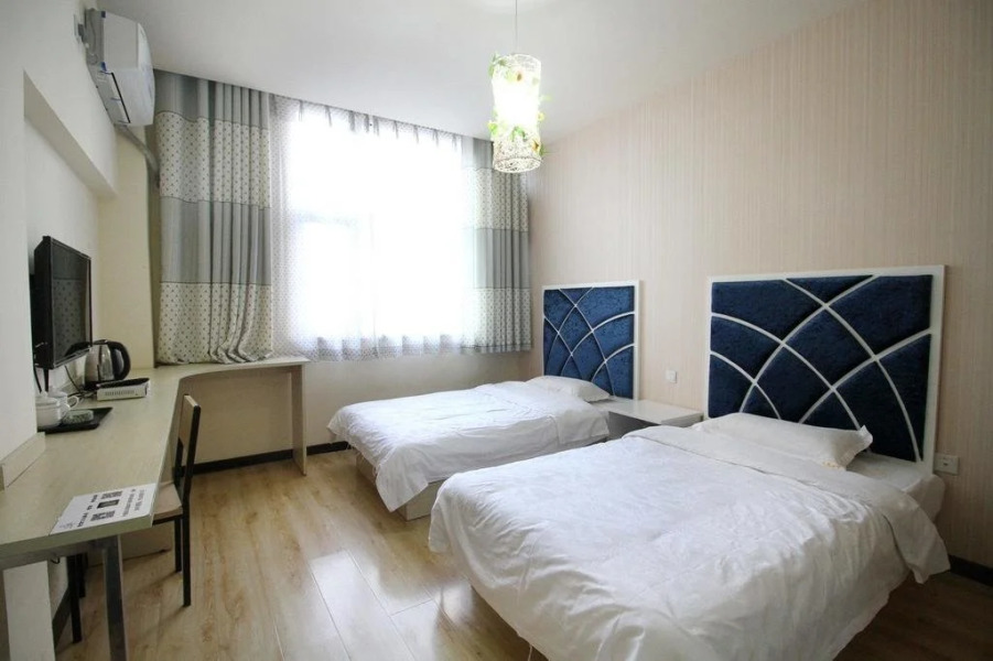 Nocturne Phoenix International Youth Hostel