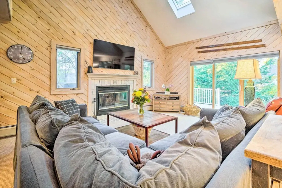 Cozy Getaway: Private Hot Tub, Near Skiing!