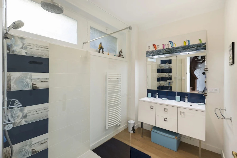 Maison vue mer les pieds dans l'eau