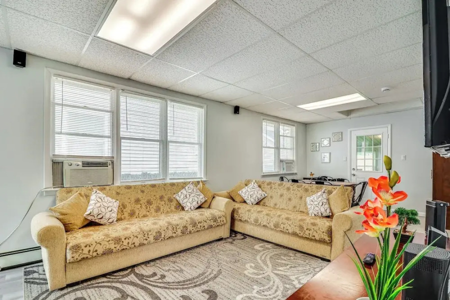 Cozy Keansburg Cottage: Walk to Beach & Boardwalk!