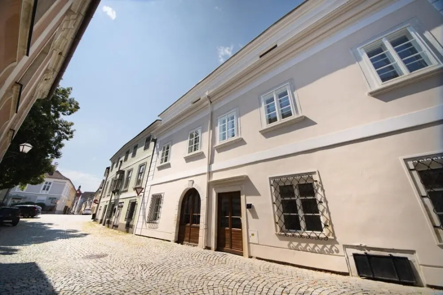 Suiten Apartment Art Collection With Kind Bed Air Conditioning and two Separate Bedrooms