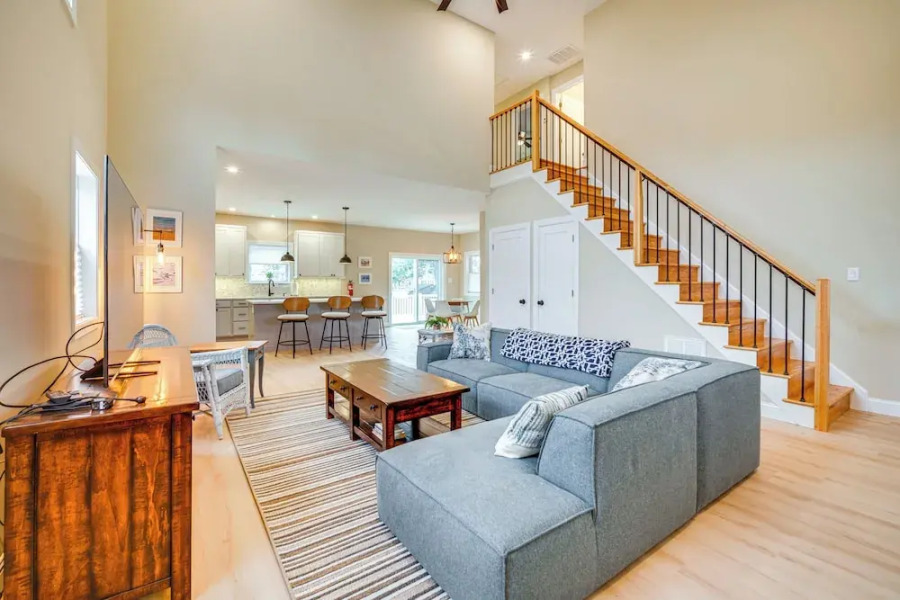 Steps to Sand: Villas Beach House w/ Decks!