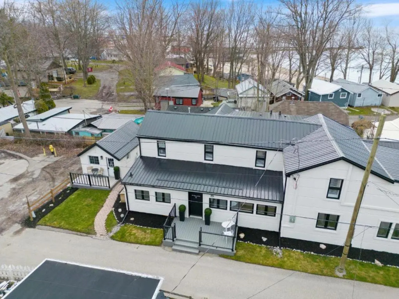 Lake Erie luxurious 2 BDR Condo with Beach access