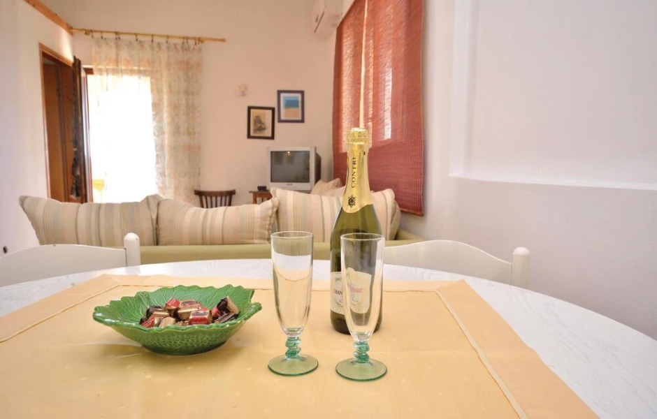 Nice Home in Ljubac with WiFi, 6 Bedrooms & Hot Tub