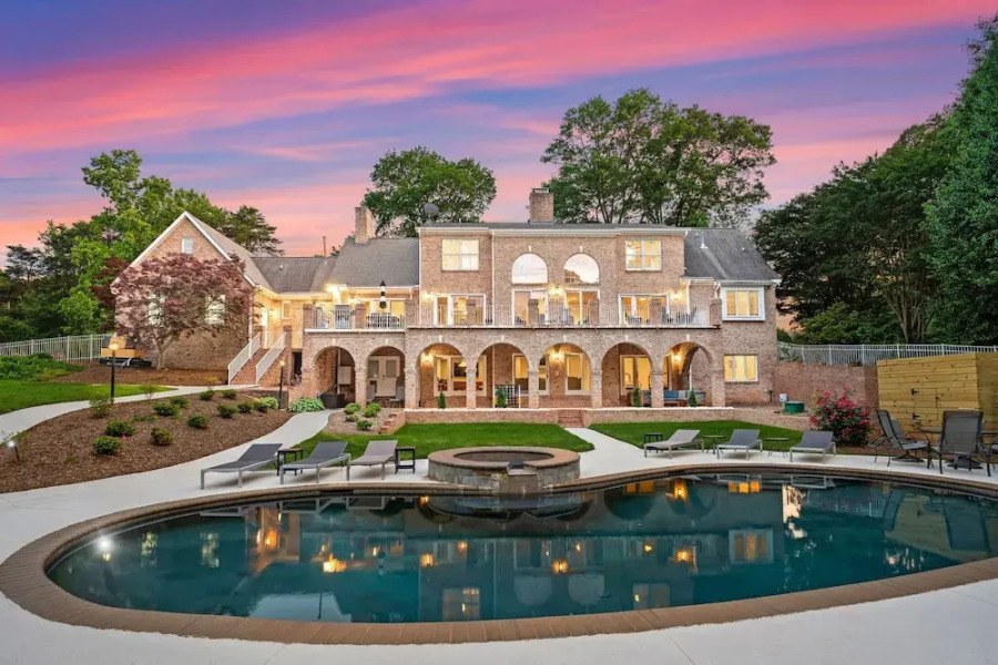 Shoreway Cove by Avantstay Waterfront Pool Dock