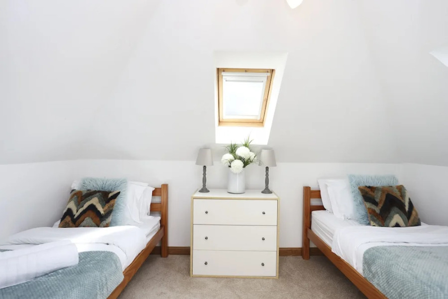 JOIVY Greenknowes Farmhouse Retreat 7 Bed With Hot Tub And Bar