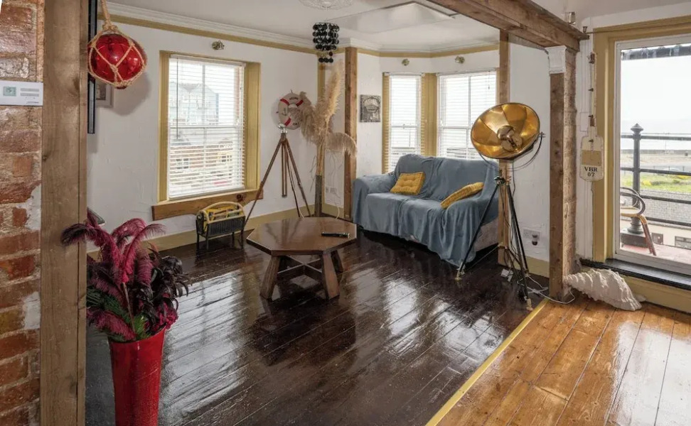 Quirky Apt - Sleeps 6 - Coastal Area - Parking