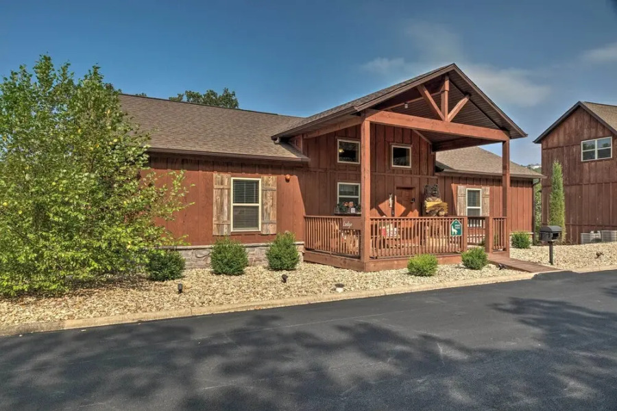 Branson West Cabin w/ Pool Access & Golfing