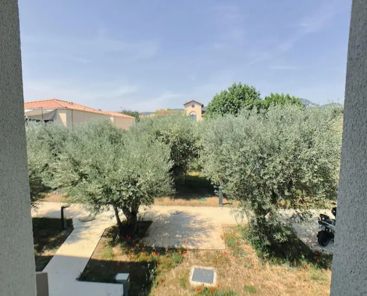 Appartement type industriel dans cadre provençal