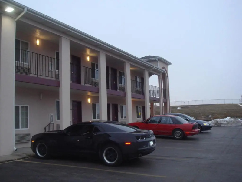 Townhouse Inn & Suites
