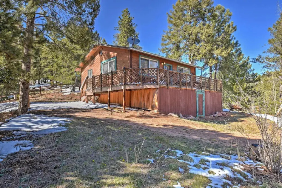 Cabin w/ Mtn Views - 5 Mi to Mueller State Park!