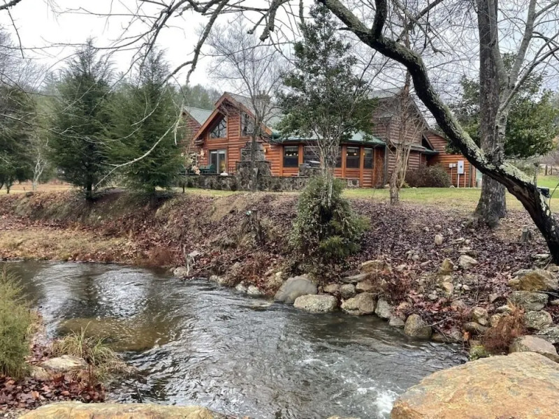 Deluxe log cabin! Pet and motorcycle friendly - enjoy nature with family and friends! 3 Bedroom Cabin by RedAwning