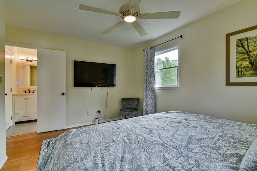 Aiken Rd - 6 BR - hot tub and game room