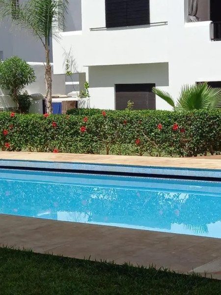 Grand appartement en face à la mer avec piscine.