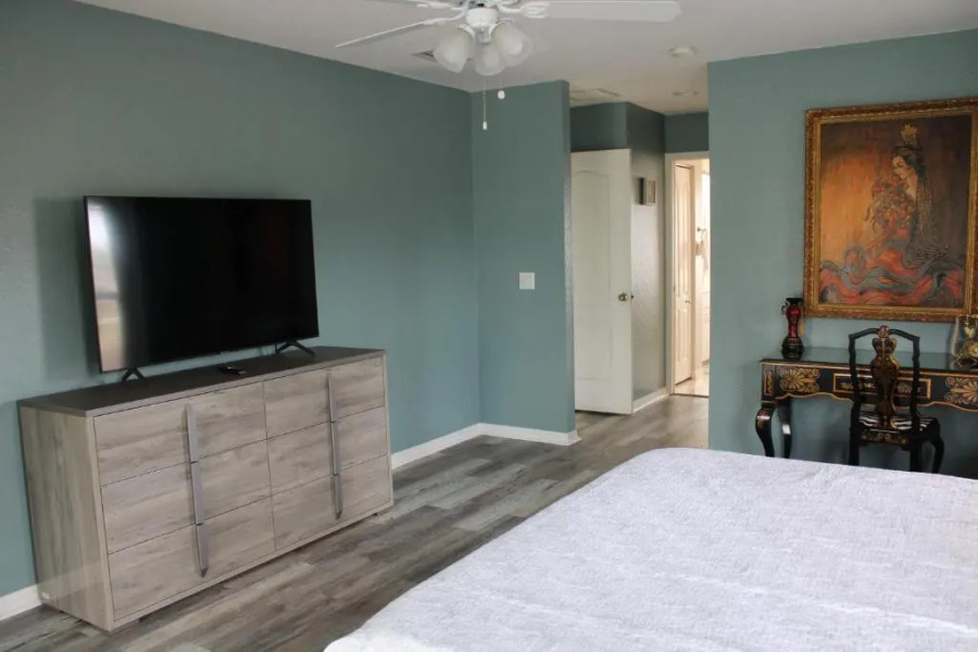 Spacious and private pool house, 15 min to beach