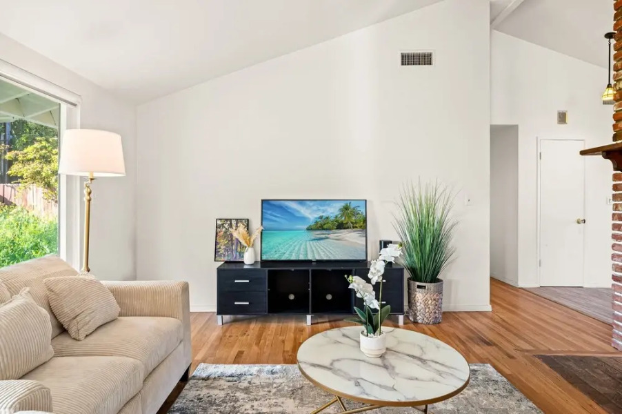 Perfect Family Home With Fireplace Spacious Yard