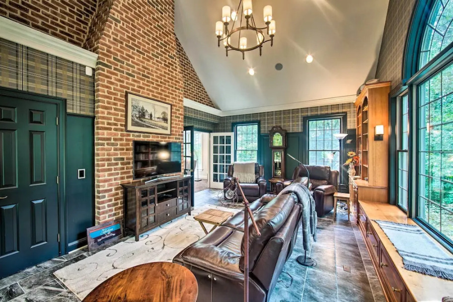 Extravagant Atglen Manor w/ Private 60-acre Land!