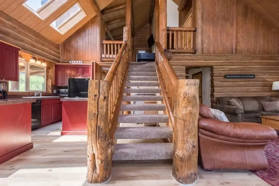 The Two Moose Inn - Luxury Log Cabin for Families!