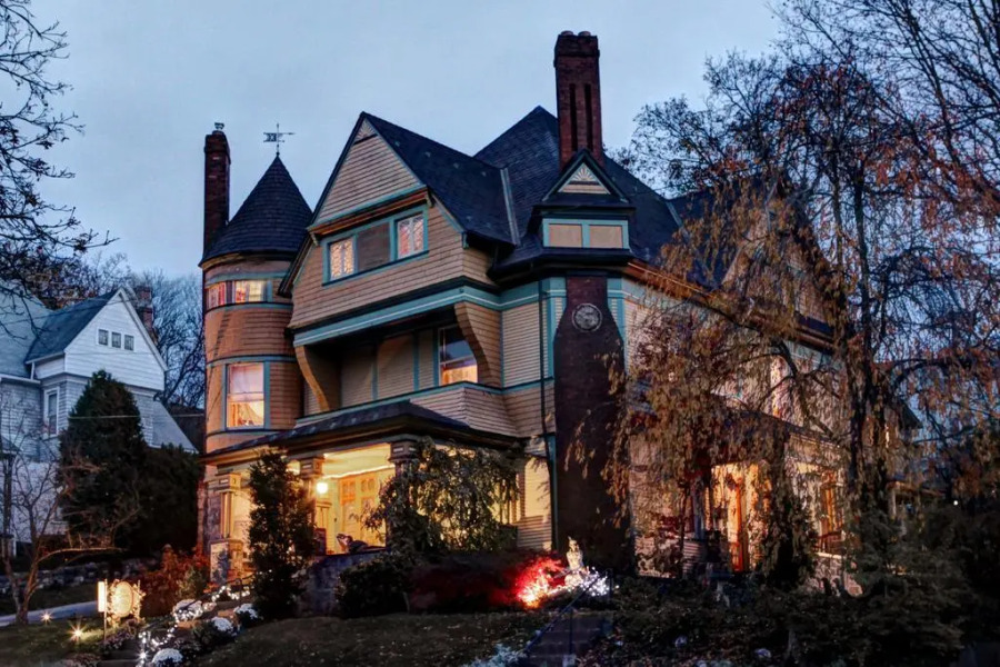 The Queen, A Victorian Bed & Breakfast