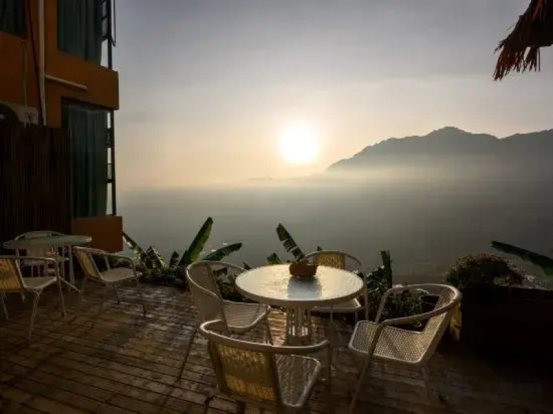 A place to watch the sunrise over the sea of clouds and terraces