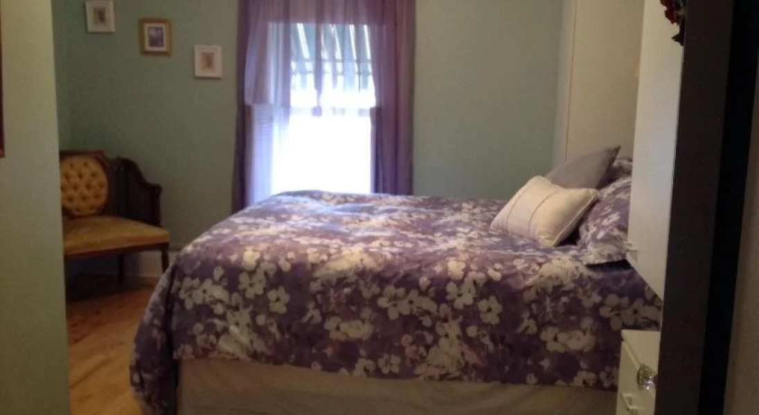 Maple Tourist Home Bed & Breakfast