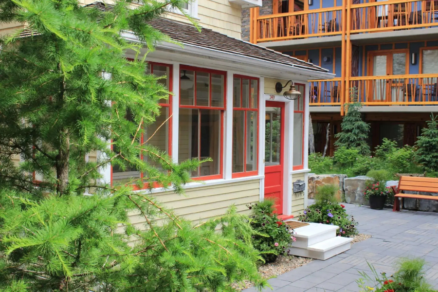 Moose Hotel And Suites