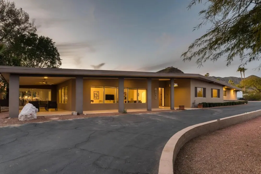 Caspian - Spacious Desert Oasis w Pool, Table Tennis, & Fire Pit