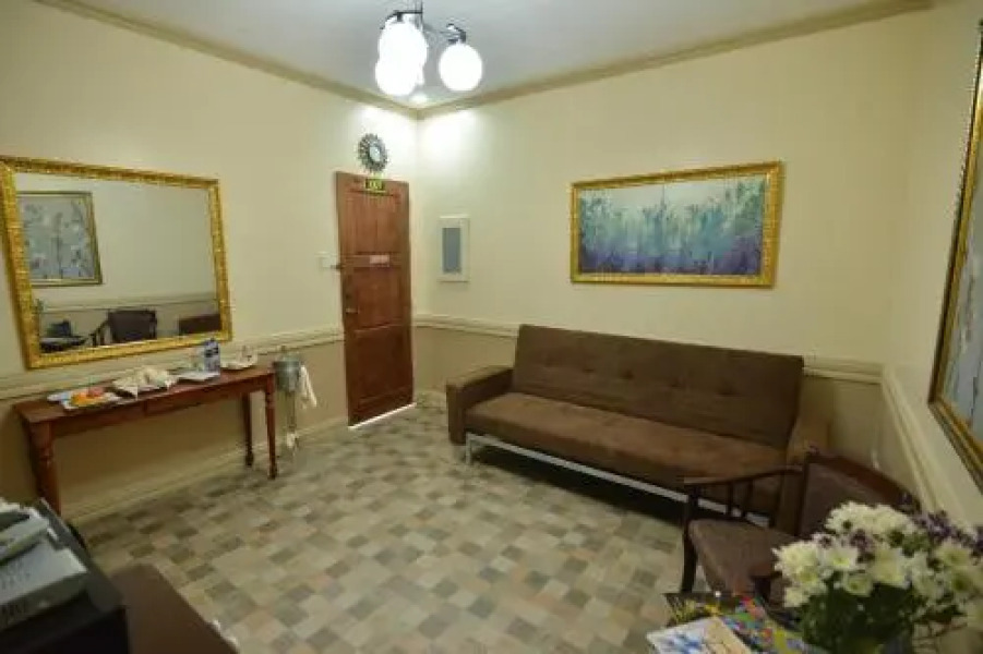 Roz And Angelique's Inn & Suites