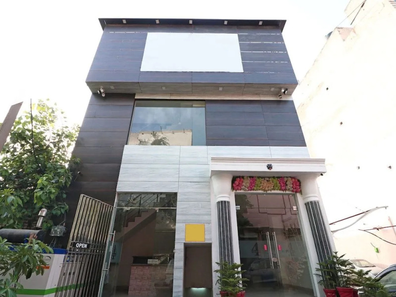 OYO 15771 4 Season Hotel