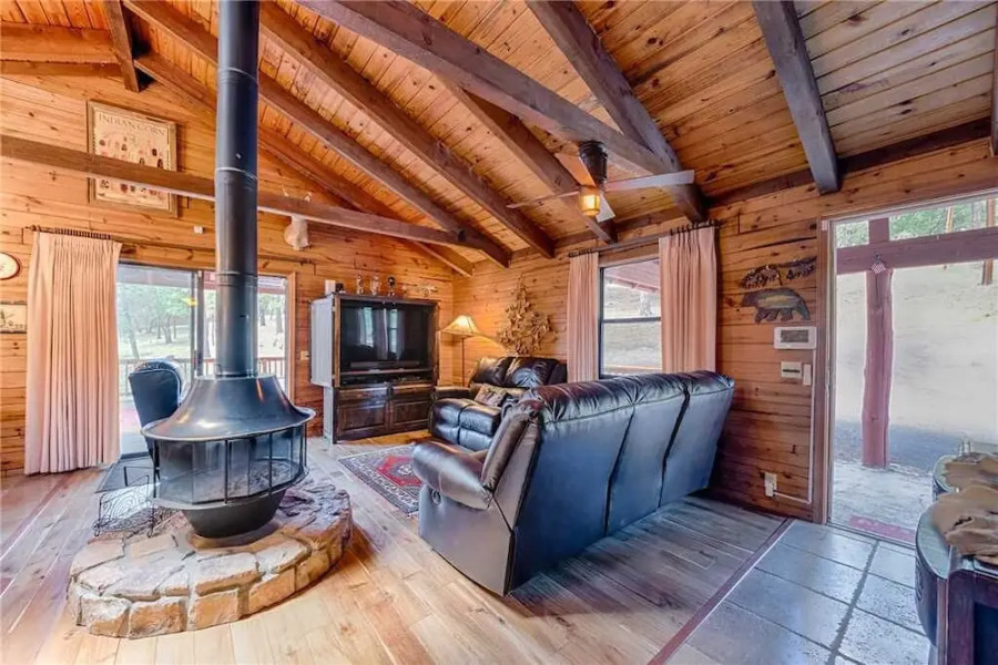 Lincoln Log Cabin - Three Bedroom Cabin with Hot Tub