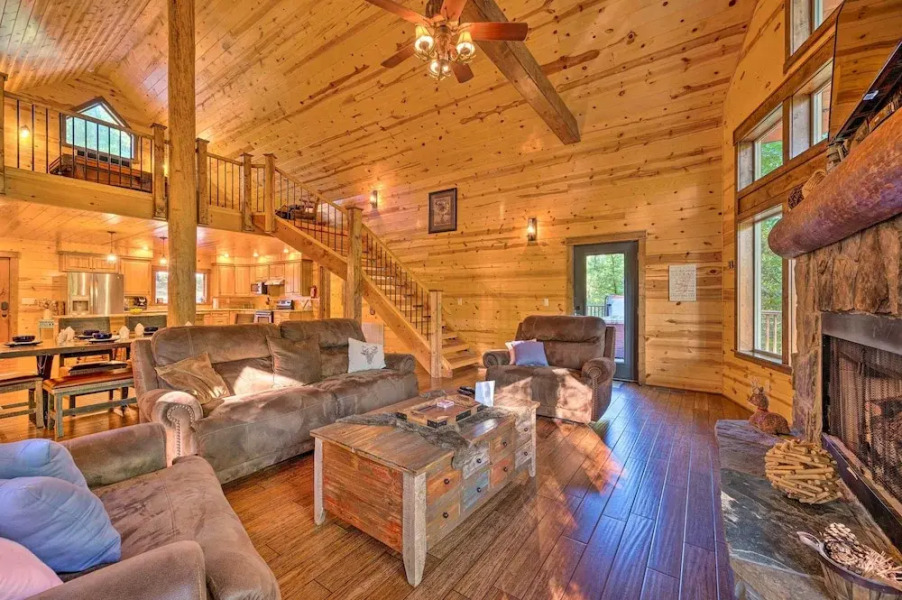 Creekside Broken Bow Cabin w/ Hot Tub & Fire Pit!