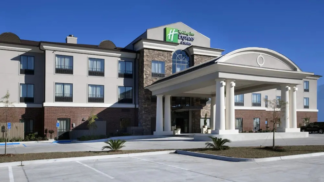 Holiday Inn Express And Suites M