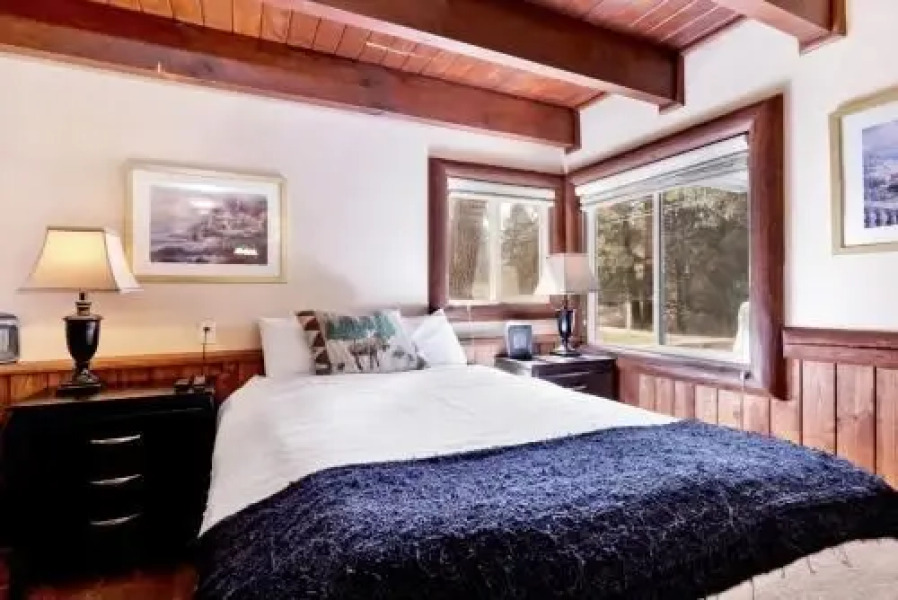 Bears Den In Moonridge