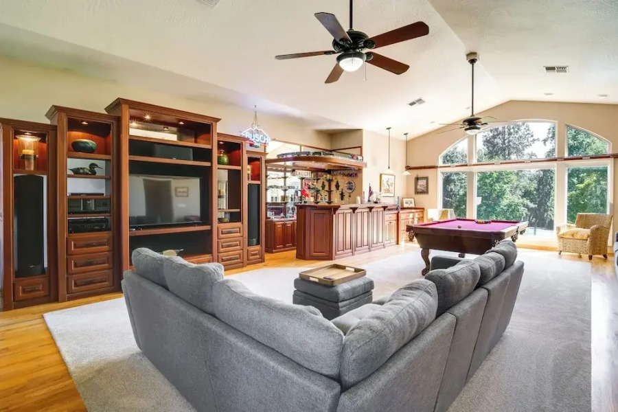 Lovely Riverfront Grants Pass Home: Pool & Hot Tub