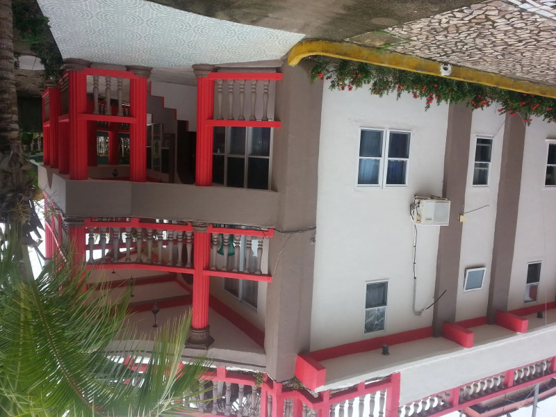 La Delphina B&B Bar and Grill Hotel