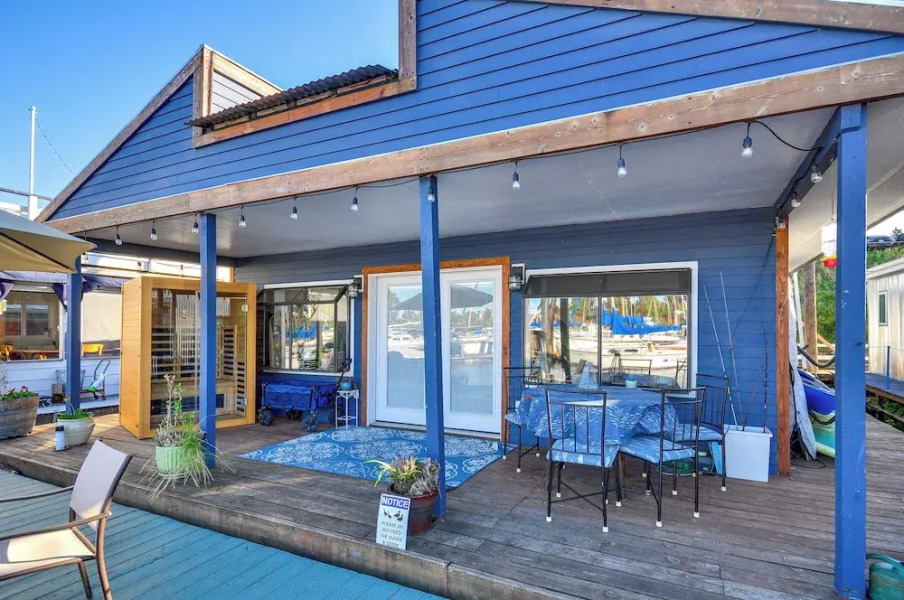 Portland Floating Home Getaway w/ Sauna!