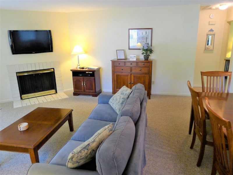 10 Gray - 2 Bedroom Condo