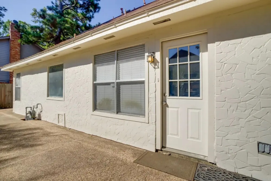 Minimalist Spring Vacation Rental w/ Fireplace